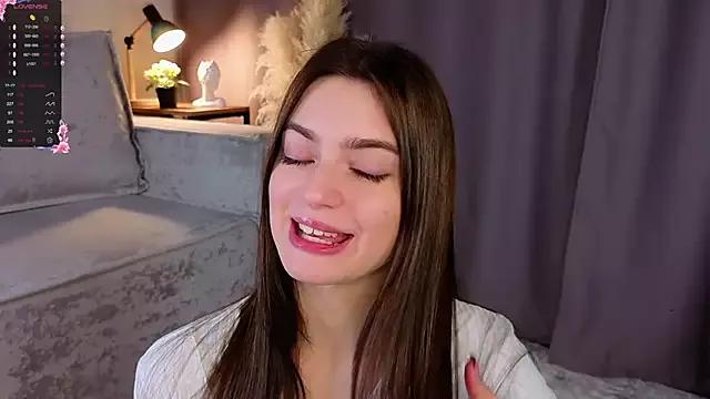 Sara_Kinsly from StripChat is Freechat