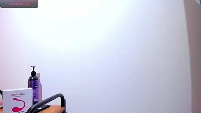 Sara_liittle from StripChat