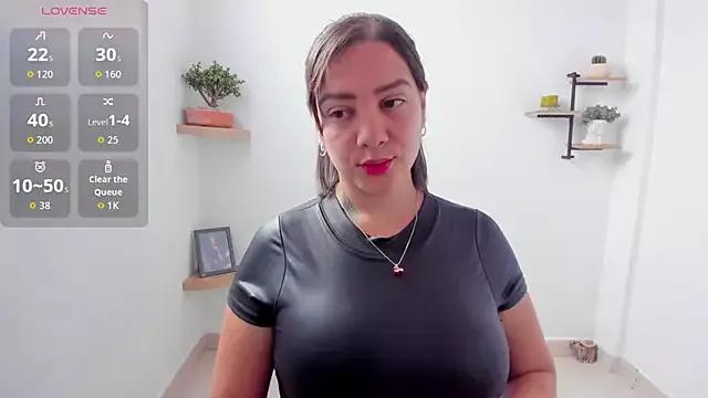 Saraarouusee webcams show profile image 