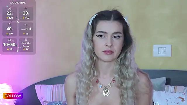 Sarah-Hart from StripChat