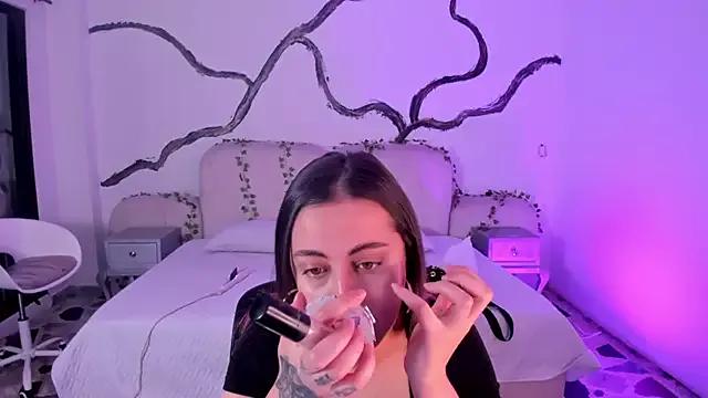 SarahCastro1_ from StripChat is Freechat