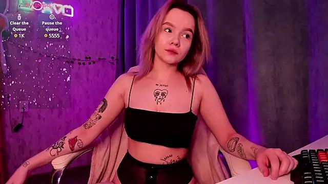 SarahRomantic from StripChat