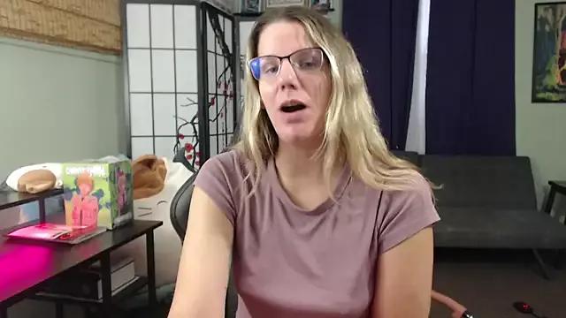 Sarahtineke from StripChat is Freechat