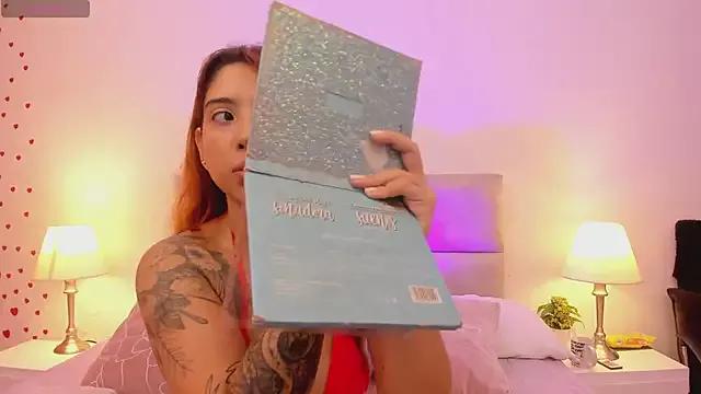 SaraSccott_ from StripChat
