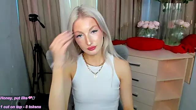 Sarrah_blush from StripChat