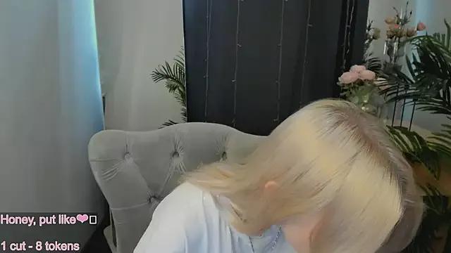 Sarrah_blush from StripChat is Freechat