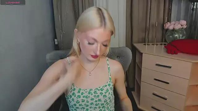 Sarrah_blush from StripChat