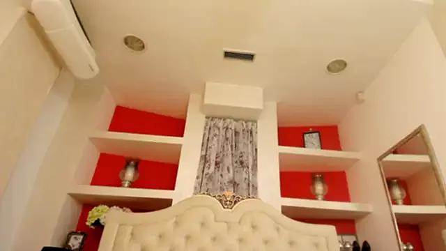 SarraRay from StripChat