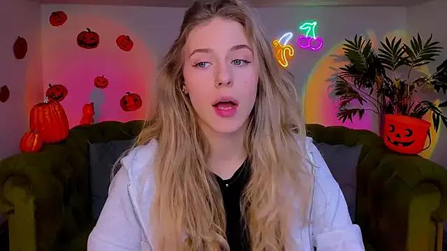 sassy_cutie from StripChat is Freechat