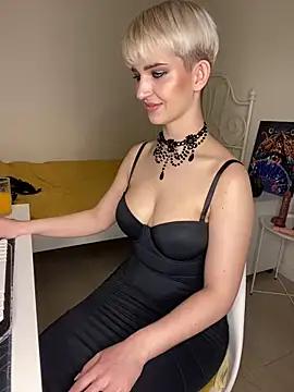 SavageLily from StripChat