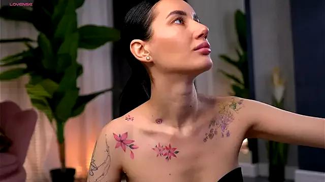 SerenaVelour from StripChat