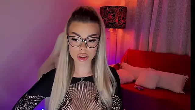 SerraVondeee from StripChat
