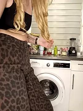 sexyhoneycake from StripChat is Freechat