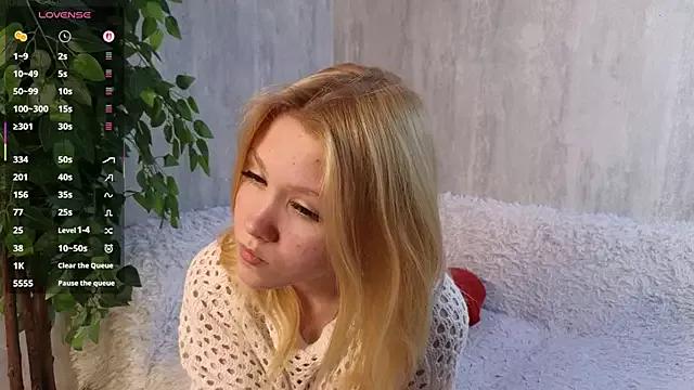 SilviaHigh from StripChat is Freechat