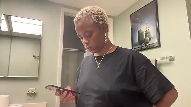 SimoneSavage from StripChat is Freechat