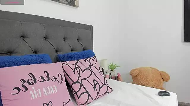 sophiacuttee from StripChat is Freechat