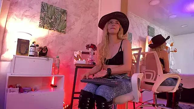 Sophie_teller from StripChat is Freechat