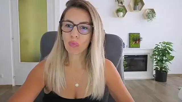SukyGirl from StripChat is Freechat