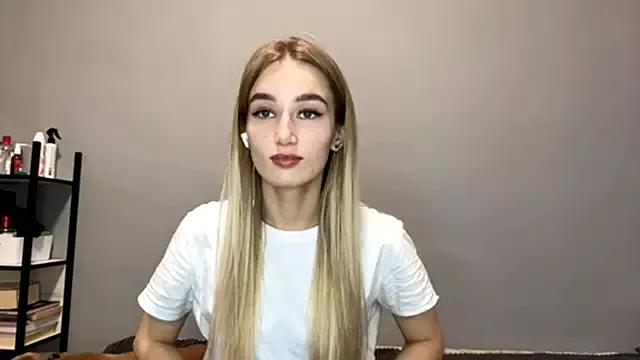 SweetCatherine from StripChat is Freechat