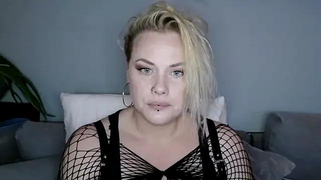 sweetsinzz from StripChat is Freechat