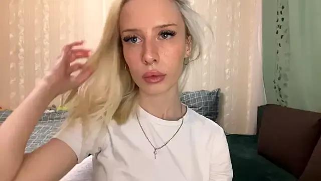 SwitchedFiver from StripChat is Freechat