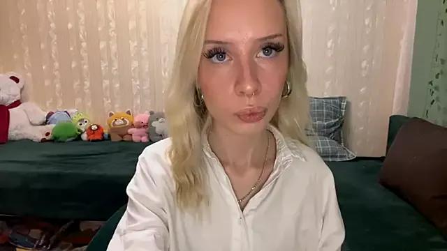 SwitchedFiver from StripChat is Freechat