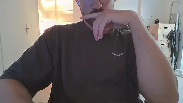 taallguyy_196 from StripChat