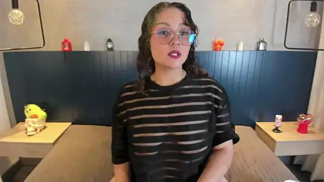 tara_black from StripChat is Freechat