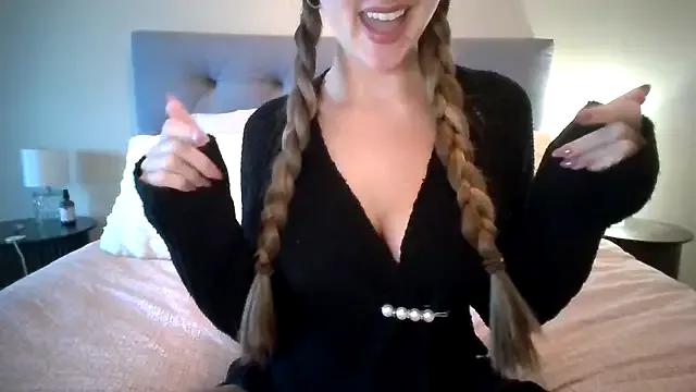 TaylorWest62 from StripChat is Freechat