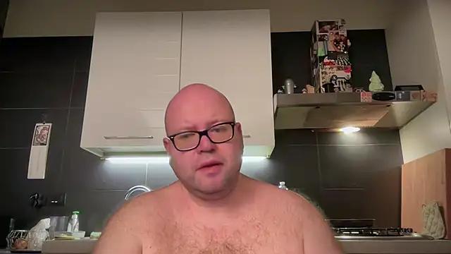 theitalianbear from StripChat is Freechat
