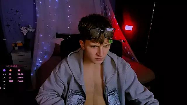 travis_wolf_ from StripChat is Freechat