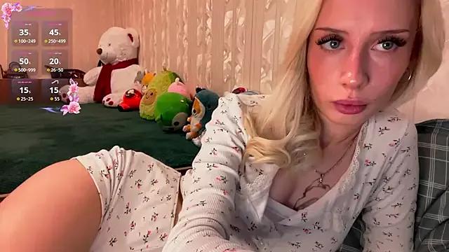 Twist_drip_blonde from StripChat is Freechat