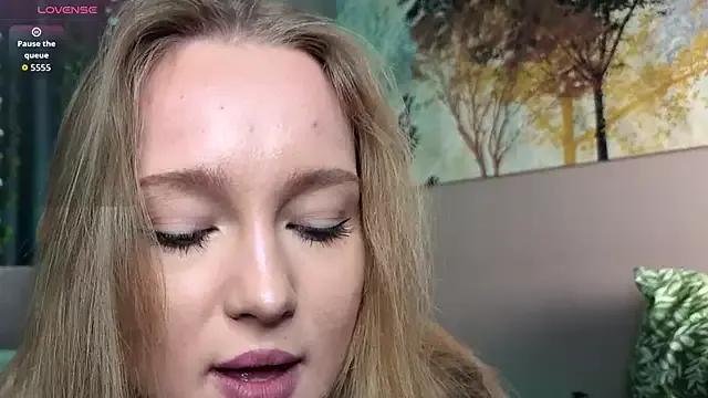 VanessaLightDiamond from StripChat is Freechat