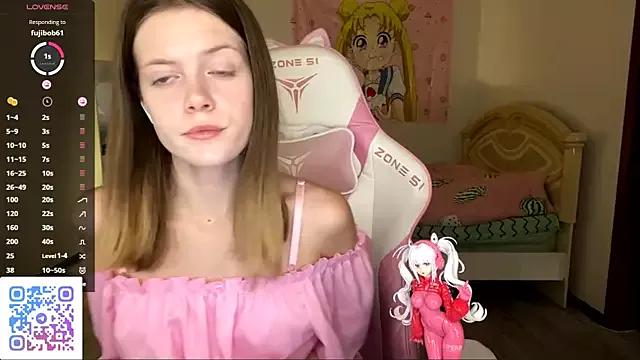 VibeQueenLucy from StripChat is Freechat