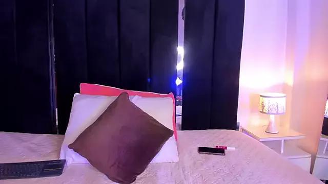 Viiolett_Rosee from StripChat