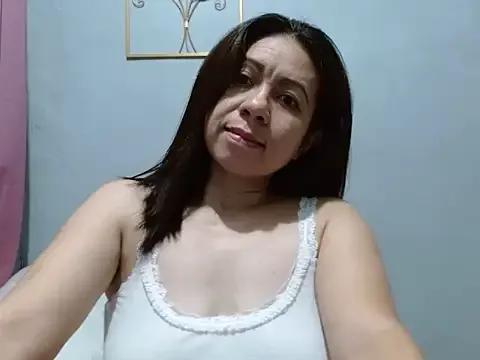 xxxHoneyBee29 from StripChat