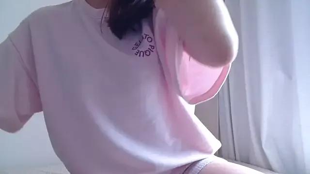 xxYuIxx from StripChat