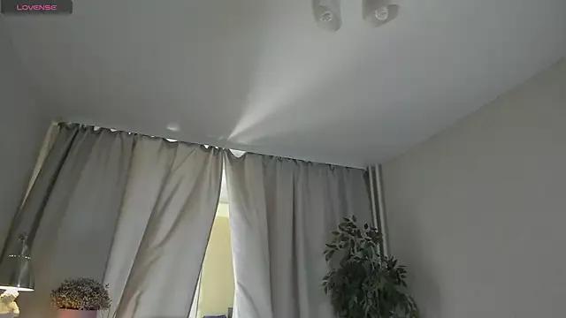 YaminaRedd from StripChat is Freechat