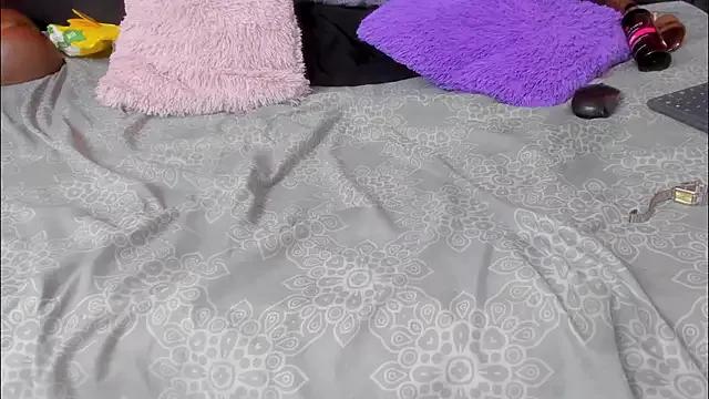 YayaHilton from StripChat