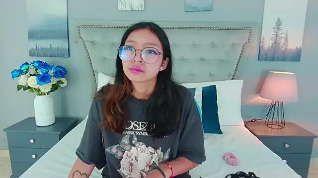 Yommi_Winx from StripChat