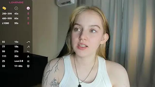 youngloveexe from StripChat is Freechat