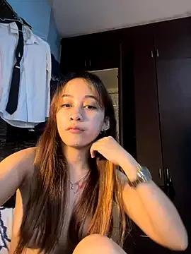 Yummiiieee28 from StripChat