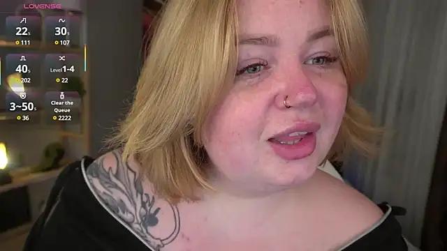 ZaraReignn from StripChat