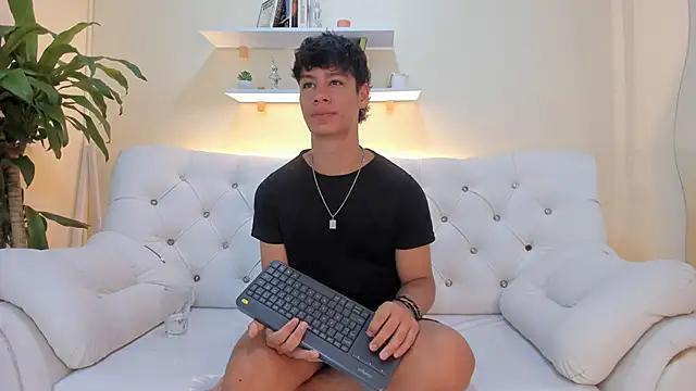 Zeus_18_ from StripChat is Freechat