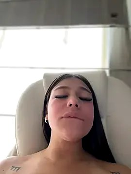 Alyshanon18 on StripChat